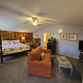 McKinley Edwards - Hummingbird room - Bed & Breakfast Near Me - Bryson City, North Carolina McKinley Edwards - Hummingbird room - Bed & Breakfast Near Me - Bryson City, North Carolina