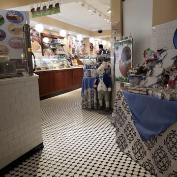 Kilwins Ice Cream - Chocolate - Fudge - Cute diner style flooring - Desserts Near Me - Alexandria, Virginia