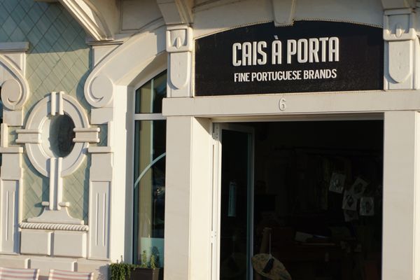 Cais À Porta by null