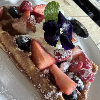 Met Her At A Bar - Berries waffle - Cafes Near Me - Los Angeles, California