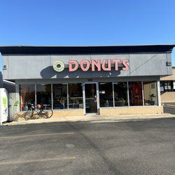 Fresh & Best Donuts - Outside