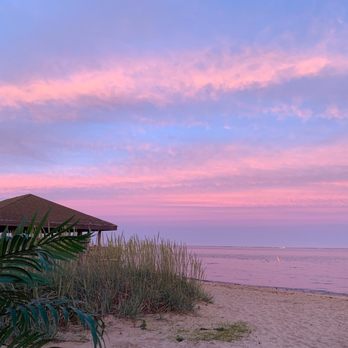 Key West Beachfront Beer Garden - Beautiful sunset from the bar - American Near Me - Islip, New York