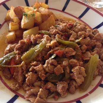 Restaurant Euzkadi - L'Axoa : épaule de veau tranché au couteau - Basque Near Me - Espelette, 64 Restaurant Euzkadi - L'Axoa : épaule de veau tranché au couteau - Basque Near Me - Espelette, 64