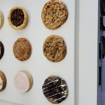 Crumbl - Wicker Park - Bakeries Near Me - Chicago, Illinois