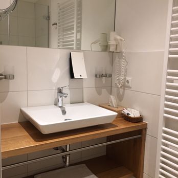 Mammhofer Suite & Breakfast - Bathroom sink and towel warmer - Pensions Near Me - Oberammergau, BY