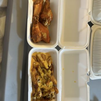 Henry’s Bar & Grill - Buffalo wings and chili cheese fries - Bars Near Me - Redlands, California Henry’s Bar & Grill - Buffalo wings and chili cheese fries - Bars Near Me - Redlands, California