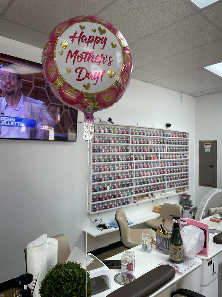 HAPPY NAILS AND SPA Updated August 2024 16 Photos 1910 Calumet Dr