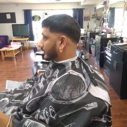 15 Unisex Barbershop - Low Bulky Skin Fade with Beard Outline