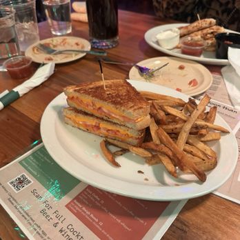 Butch McGuire's - grilled cheese - Irish Near Me - Chicago, Illinois