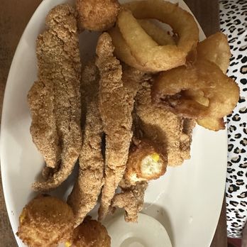The Redwood Hut - 5 piece fillet plate with hush puppies and sliced onion - Southern Near Me - Counce, Tennessee
