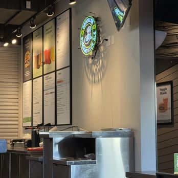 Shake Shack Kierland Commons - Condiments counter - Burgers Near Me - Scottsdale, Arizona