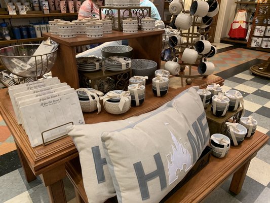 Mickey's of Hollywood by null