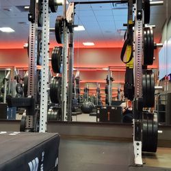 Life Time - Squat rack in back