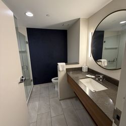 Fairfield by Marriott Inn & Suites Staunton - Bathroom