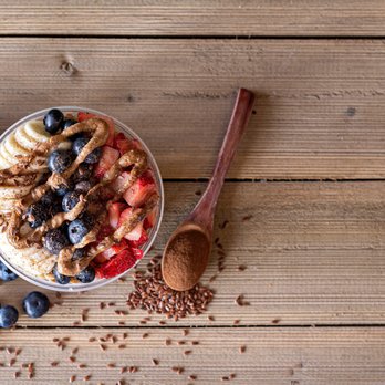 everbowl - a bowl of oatmeal with strawberries and blueberries - Acai Bowls Near Me - Iowa City, Iowa everbowl - a bowl of oatmeal with strawberries and blueberries - Acai Bowls Near Me - Iowa City, Iowa