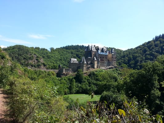 Eltz Castle by null