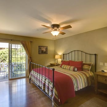 Sonoma Square Cottage - Master bedroom with large king-sized bed. Super comfortable mattresses at the Sonoma Square Cottage. - Vacation Rentals Near Me - Sonoma, California Sonoma Square Cottage - Master bedroom with large king-sized bed. Super comfortable mattresses at the Sonoma Square Cottage. - Vacation Rentals Near Me - Sonoma, California