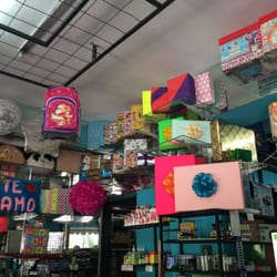 Papelería - Muchísimas envolturas para regalos.