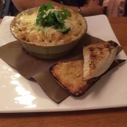 The Village Inn Bar & Grill - Mac and cheese