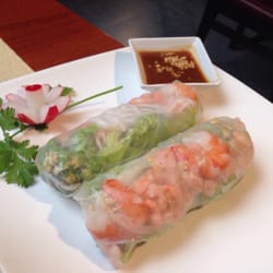 Saveurs d'Asie - Summer rolls filled with shrimp (prawns), vermicelli, mint leaves, salad and surimi. Served with some hoisin sauce