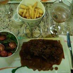 La Pergola - Rindfleischgericht mit Scharlotten, serviert mit Salat und Frites