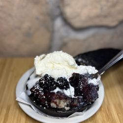 Deer Lake Pub & Restaurant - Blackberry skillet À la Mode