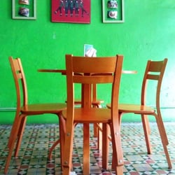 Deja Vu, Café K-pop - Las mesas coquetas donde te sientas a comer, platicar, relajarte y ser feliz. :)
