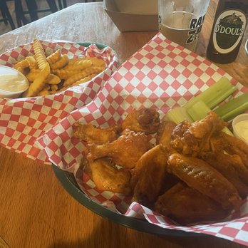 Al's Bar & Grill - 10 Wings French Fries - American Near Me - Parkville, Missouri