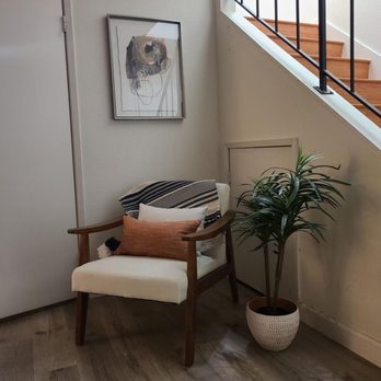 Leather & Blush Home Styling - Leather and Blush' Stephanie Rich knows how to liven up dusty, unused, odd corners of this little townhome - Home Staging Near Me Leather & Blush Home Styling - Leather and Blush' Stephanie Rich knows how to liven up dusty, unused, odd corners of this little townhome - Home Staging Near Me