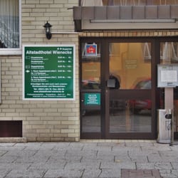 Altstadthotel Wienecke - li Info, Eingang, re Checkin Automat