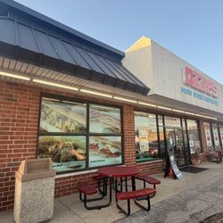 Ozzie's Italian Deli - Few tables out front