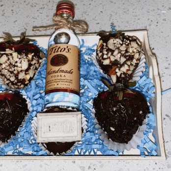 Fresa Bites - chocolate covered strawberries and a bottle of liquor - Desserts Near Me Fresa Bites - chocolate covered strawberries and a bottle of liquor - Desserts Near Me
