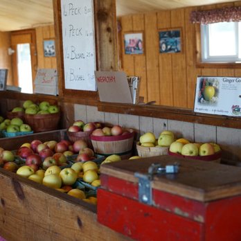 Woodside Orchards - apples in baskets on a table - Farmers Market Near Me - Jamesport, New York Woodside Orchards - apples in baskets on a table - Farmers Market Near Me - Jamesport, New York