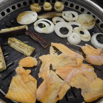 Sambo Kojin Yakiniku Smokeless Grill - Salmon and veggies a-grillin' - Japanese Near Me - Las Piñas, NCR