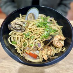 Fernando's - Tallarin saltado de mariscos was ok