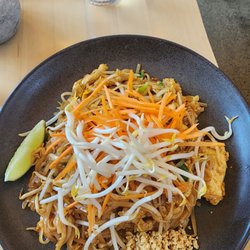 Pineapples Thai Kitchen - Chicken pad thai