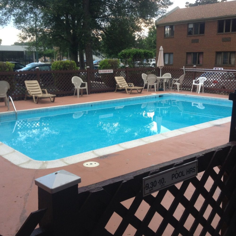 Econo Lodge Colonial - Swimming pool with hours on the gate - Hotels Near Me - Williamsburg, Virginia Econo Lodge Colonial - Swimming pool with hours on the gate - Hotels Near Me - Williamsburg, Virginia