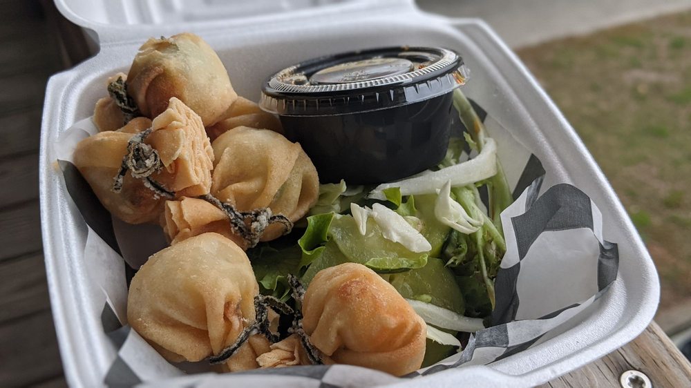 Mama Kwan's Tiki Bar & Grill