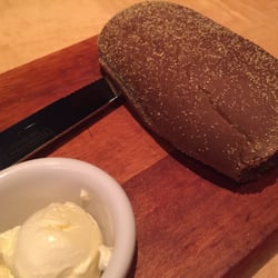 Outback Steakhouse - Pão australiano com manteiga, um clássico.