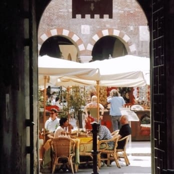 Piazza Delle Erbe - Weg zum/vom Torre del Lamberti, Blick auf die Piazza Erbe - Public Plazas Near Me - Verona, VR Piazza Delle Erbe - Weg zum/vom Torre del Lamberti, Blick auf die Piazza Erbe - Public Plazas Near Me - Verona, VR