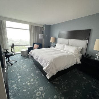 Renaissance Arlington Capital View Hotel - Hotels Near Me - Arlington, Virginia