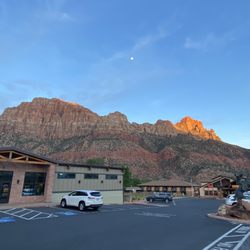 Bumbleberry Inn - Surrounded by beautiful mountains