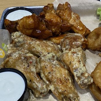 Buffalo Wild Wings - The Wings. Yummmy - American Near Me - Hilliard, Ohio