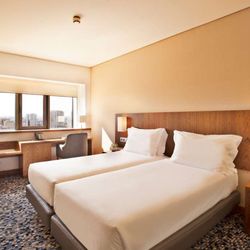 Ramada By Wyndham Lisbon - Guest room