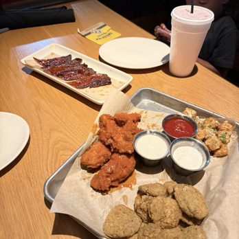 Twin Peaks - Sampler: fried pickles, wings and mozzarella bites - Sports Bars Near Me - Kissimmee, Florida Twin Peaks - Sampler: fried pickles, wings and mozzarella bites - Sports Bars Near Me - Kissimmee, Florida