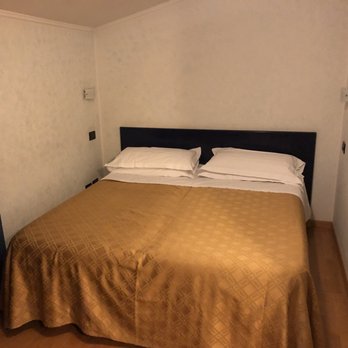 Hotel Palazzo Vecchio - Double bed, hard no nightstand, no nightlight - Hotels Near Me - Florence, FI