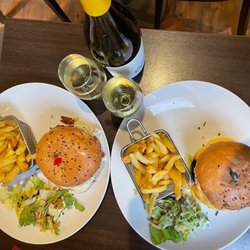 Il Etait un Square - Bleu cheese burger and Veggie (falafel) burger