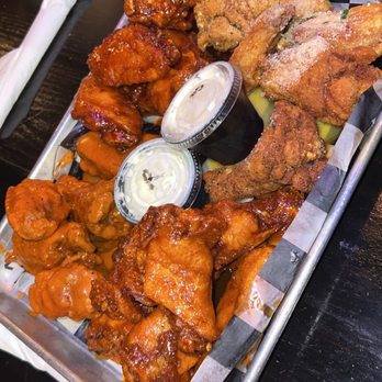 Wingnutz Bar & Grill - 20 Wings (Gluten Friendly) - Sports Bars Near Me - Williamsville, New York