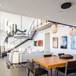 Atico Wynwood - Two-story living room