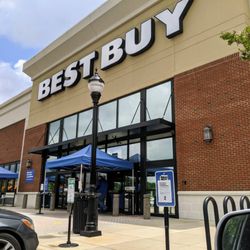 Renaissance Center - Outside Best Buy at Renaissance Center. Curbside pickup. I took this photo on June 9, 2020.